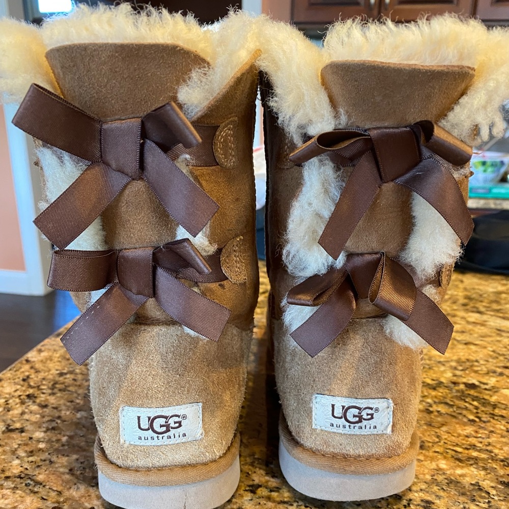 UGG bow tie boot 8.5 US